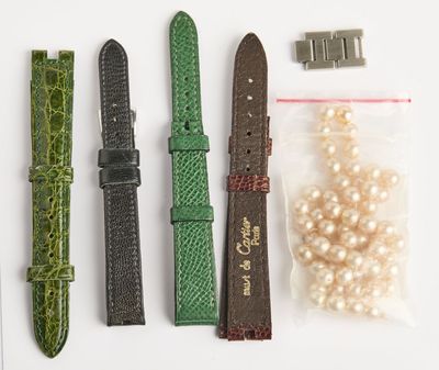 trois types de montres différents et un collier de perles