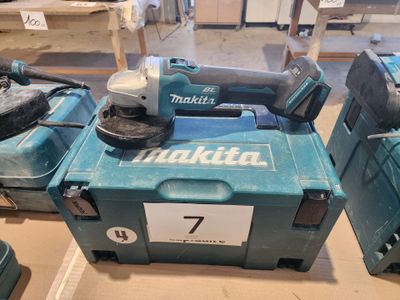 Trois outils Makita sont posés sur une table dans une pièce.