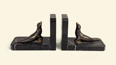 Ecole française du XXe siècle Paire de serre-livres en bronz…