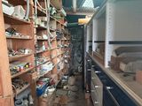 une pièce longue et étroite, avec de nombreuses étagères à l'intérieur