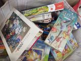 une pile de puzzles dans un sac posé par terre