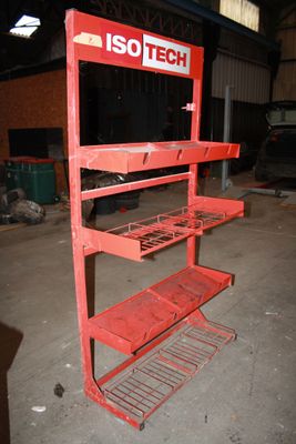 une étagère rouge comportant des tablettes, dans un entrepôt