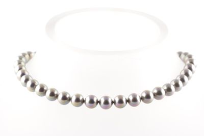collier de perles sur fond blanc avec un espace réservé au texte