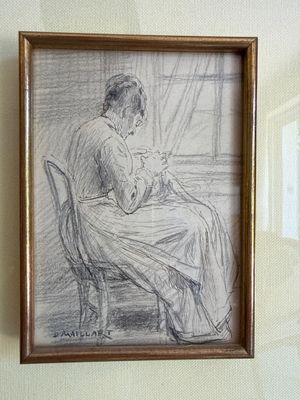 un dessin représentant une femme assise sur une chaise devant une fenêtre