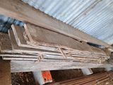 plusieurs pièces de bois sont empilées les unes sur les autres