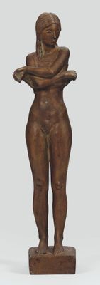 statue d'une femme tenant un livre, posée sur un socle en bois
