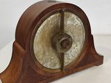 une horloge en bois posée sur une table blanche