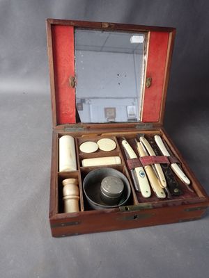 une boîte en bois contenant divers outils