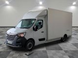 une camionnette blanche garée dans une grande pièce