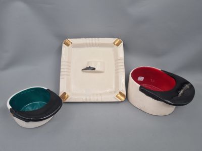trois types différents de cendriers posés sur une table