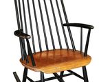 fauteuil à bascule noir avec assise et accoudoirs en bois, sur fond blanc