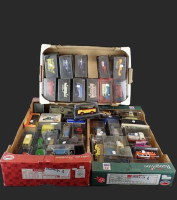 une boîte remplie de petites voitures de toutes sortes