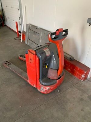 un chariot élévateur rouge garé dans un garage