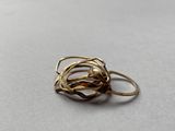 une bague en or posée sur une table