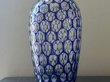 un vase bleu et blanc posé sur une table