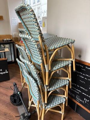 une pile de chaises posée sur une table en bois
