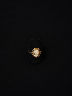 Bague en or jaune 14 k ornée d'un camée ovale à profil de fe…