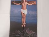 une image d'une affiche du film « Ave Maria » représentant Jésus sur la croix
