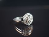 gros plan d'une bague en diamant sur une surface noire