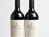 deux bouteilles de vin rouge posées sur une table en bois