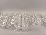 un grand nombre de vases en verre posés sur une table