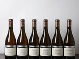six bouteilles de vin sont alignées sur une table en bois