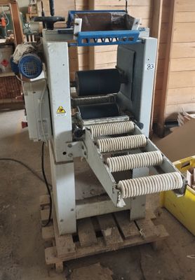 une photo d'une machine qui se trouve dans un garage