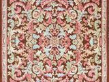 un tapis marron et rose orné d'un motif floral