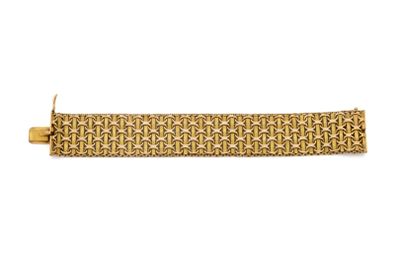 gros plan d'un bracelet en or sur fond blanc