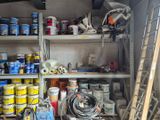 de nombreux pots de peinture sur les étagères du garage