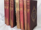 trois livres sont alignés sur une surface blanche