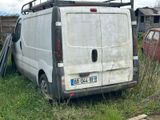 une camionnette blanche garée dans l'herbe