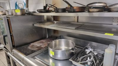 Batterie et ustensiles de cuisine composé de poêles, cassero…