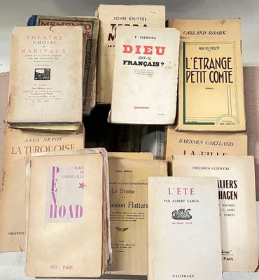 plusieurs livres empilés sur une table