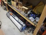 beaucoup d'outils sur les étagères du garage