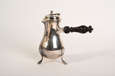 une cafetière en argent avec une poignée en bois sur fond blanc
