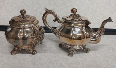 deux théières en argent posées l'une à côté de l'autre sur une table
