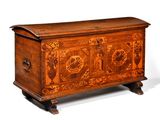 un vieux coffre en bois orné d'un motif décoratif sur le devant