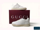 baskets Gucci blanches avec un carré rouge sur fond blanc
