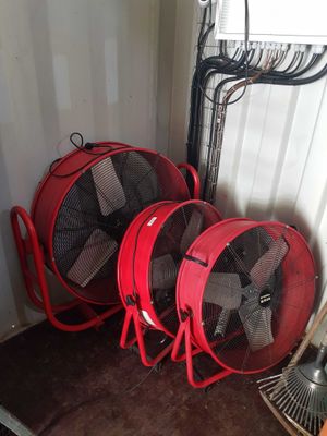 deux ventilateurs rouges placés l'un à côté de l'autre dans une pièce