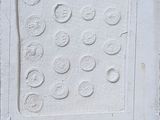 une photo d'un carrelage blanc orné de cercles et de points