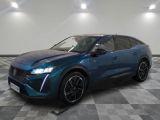 un 4x4 bleu garé sur un sol en damier dans un garage