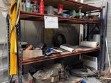 une étagère sur laquelle sont posés de nombreux objets, dans un garage