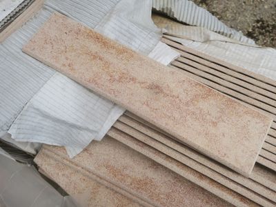 plusieurs pièces de bois sont empilées les unes sur les autres