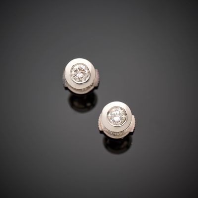 Paire de puces d’oreille en or gris 750 millièmes, serties chacune d’u - Photo 1