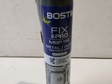 un gros plan d'une bouteille de « Fix » et d'une serpillière « Fix » posées sur une table