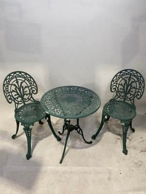 trois chaises et une table dans une pièce