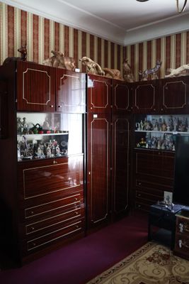 un salon équipé d'une télévision et d'un meuble