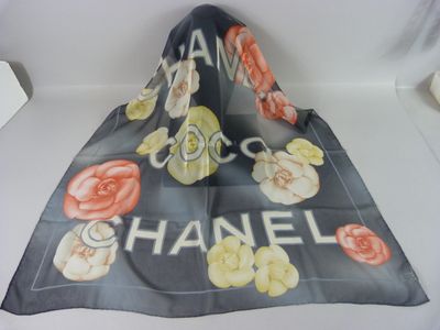 une écharpe sur laquelle est représenté le logo Chanel