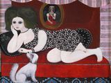 un tableau représentant une femme assise sur un canapé rouge avec un chat